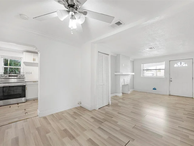 380 NE 166th St, Miami FL 33162