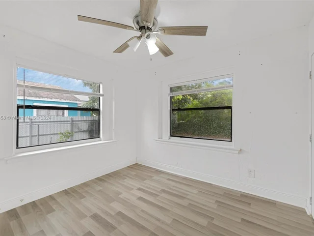 380 NE 166th St, Miami FL 33162