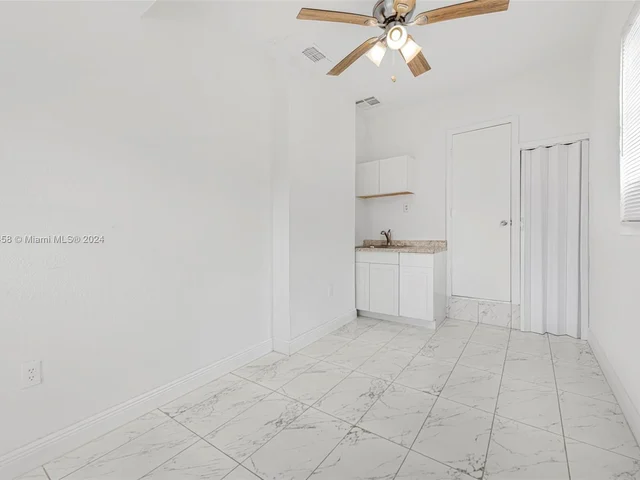 380 NE 166th St, Miami FL 33162