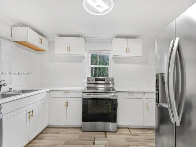 380 NE 166th St, Miami FL 33162