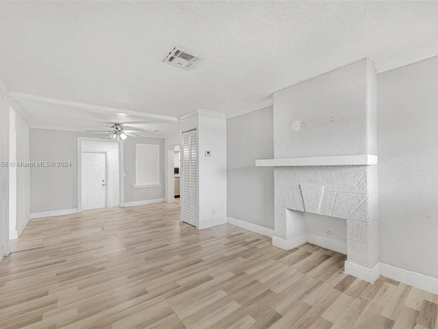 380 NE 166th St, Miami FL 33162