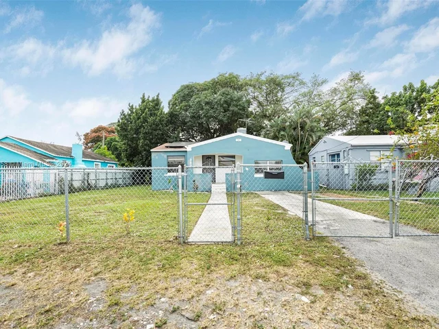 380 NE 166th St, Miami FL 33162