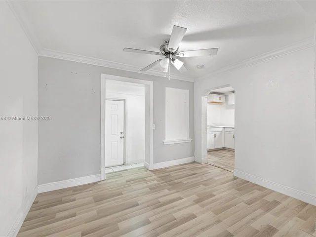 380 NE 166th St, Miami FL 33162