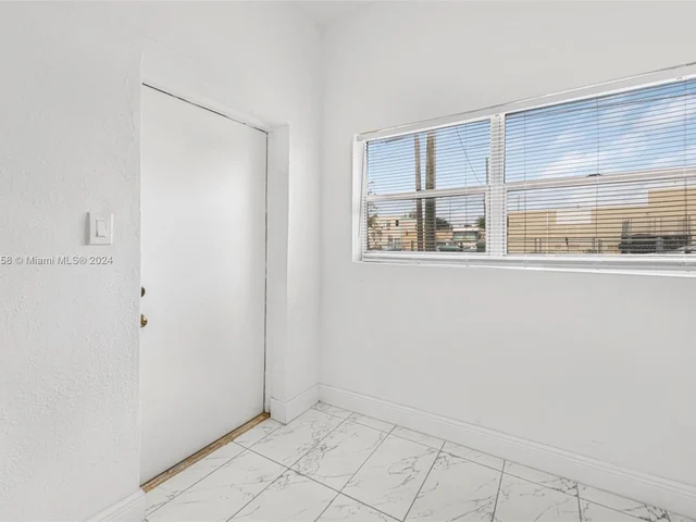 380 NE 166th St, Miami FL 33162