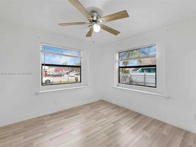 380 NE 166th St, Miami FL 33162