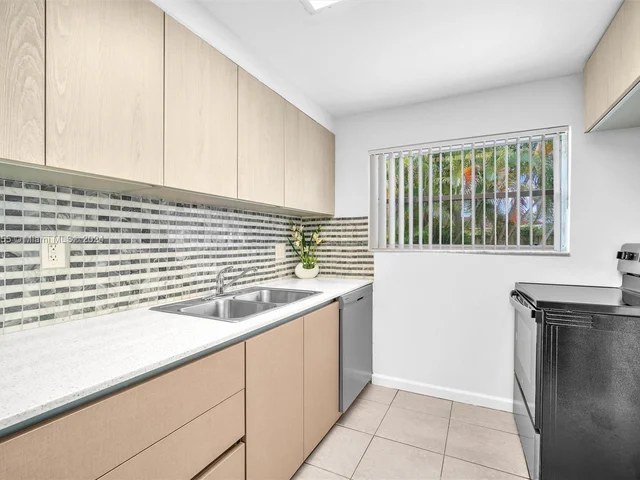 1050 NE 156th St, North Miami Beach FL 33162