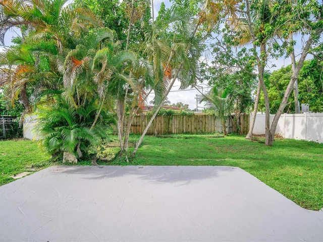 1050 NE 156th St, North Miami Beach FL 33162