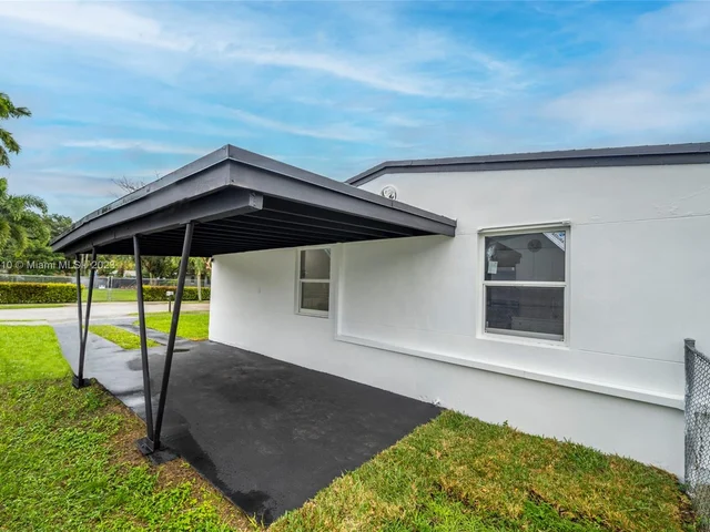 425 NW 14th Way, Fort Lauderdale FL 33311