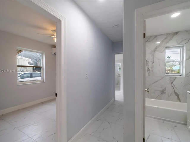 425 NW 14th Way, Fort Lauderdale FL 33311