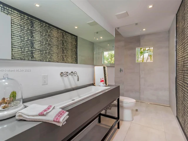 1430 SW 18th St, Miami FL 33145