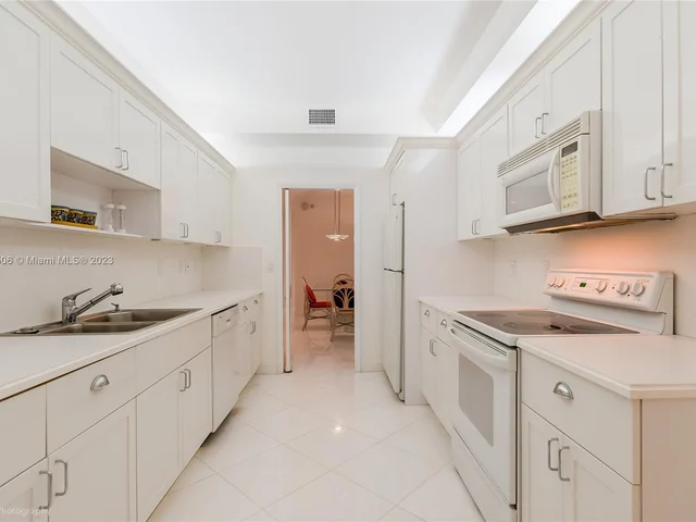 1111 Crandon Blvd # B105, Key Biscayne FL 33149