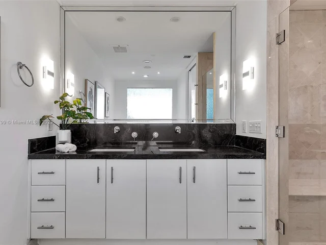 100 S Pointe Dr # 702, Miami Beach FL 33139