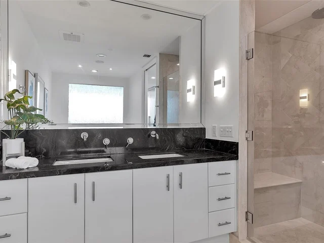 100 S Pointe Dr # 702, Miami Beach FL 33139