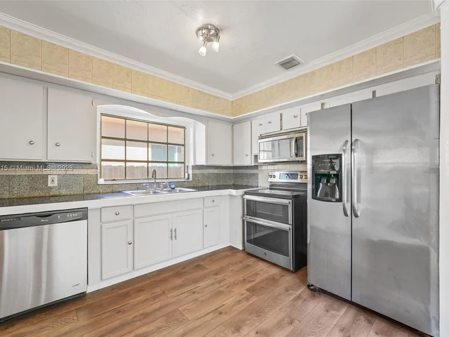 9233 Carlyle Ave, Surfside FL 33154