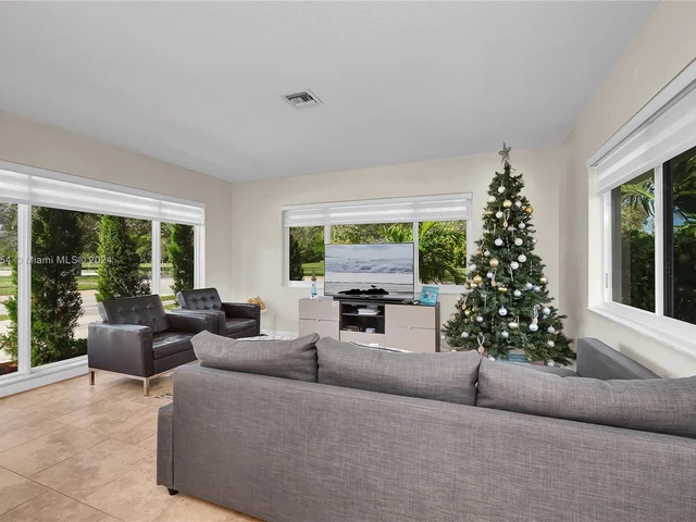 213 N 15th Ave, Hollywood FL 33020