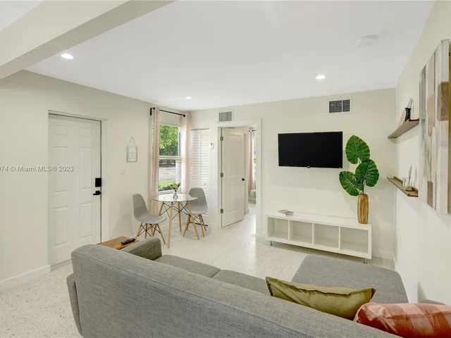 351 NE 7th Ave # 1, Delray Beach FL 33483