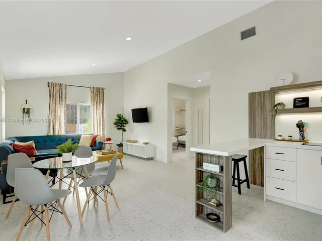 351 NE 7th Ave # 6, Delray Beach FL 33483