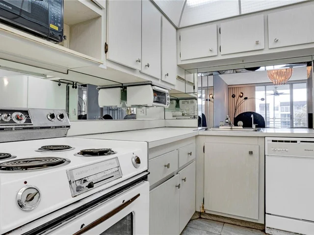 9420 Poinciana Pl # 317, Davie FL 33324