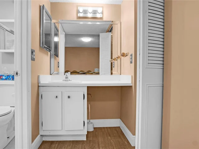 9420 Poinciana Pl # 317, Davie FL 33324