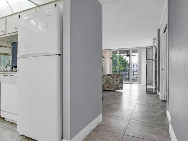 9420 Poinciana Pl # 317, Davie FL 33324