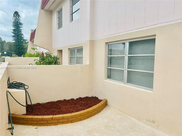 4098 Inverrary Dr # 12E, Lauderhill FL 33319