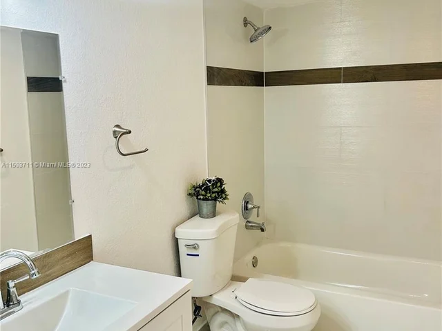 4098 Inverrary Dr # 12E, Lauderhill FL 33319