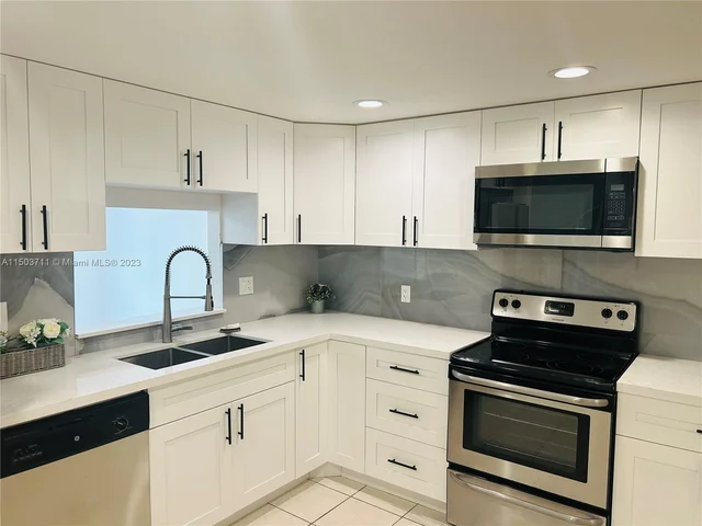 4098 Inverrary Dr # 12E, Lauderhill FL 33319