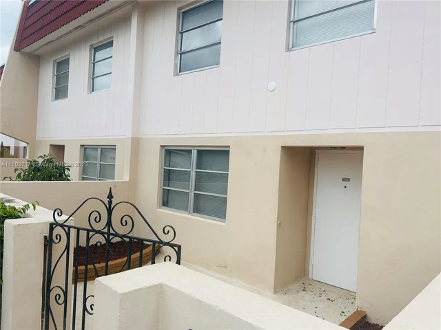 4098 Inverrary Dr # 12E, Lauderhill FL 33319