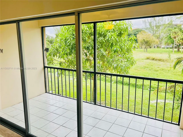 4098 Inverrary Dr # 12E, Lauderhill FL 33319