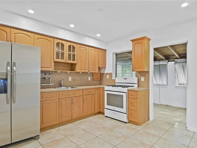1270 NE 161 St, North Miami Beach FL 33162