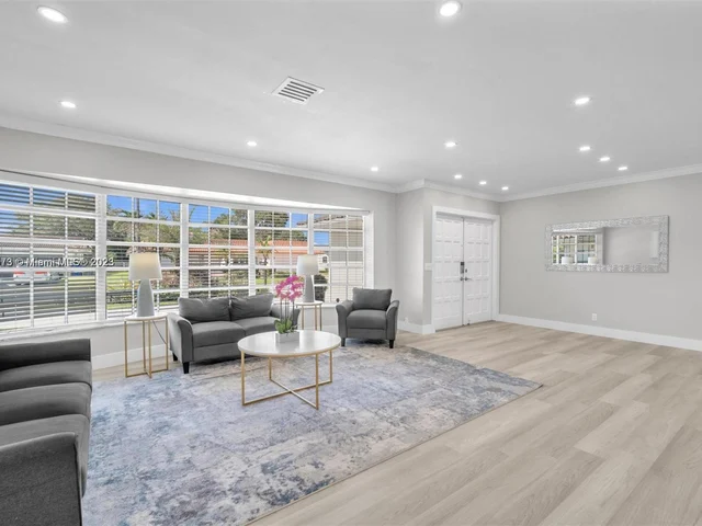 4851 N 37th St, Hollywood FL 33021