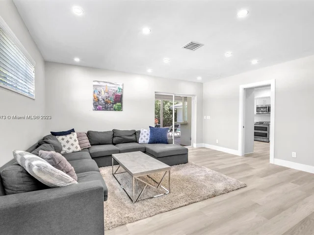 4851 N 37th St, Hollywood FL 33021