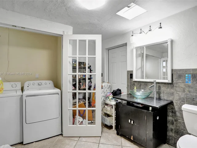 2462 Washington St, Hollywood FL 33020