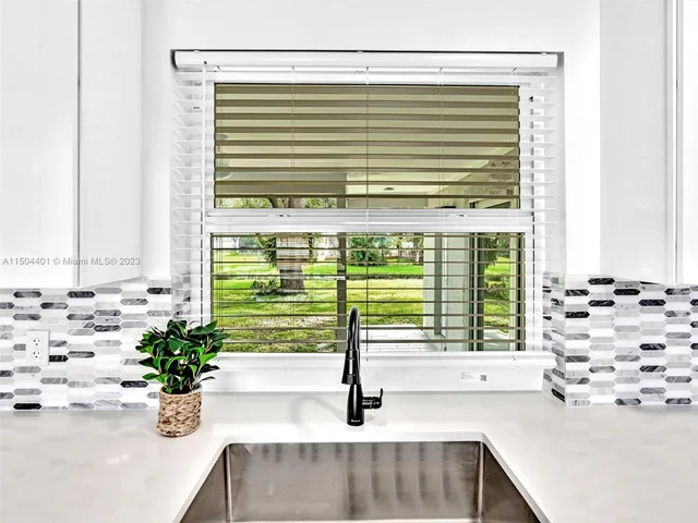 11600 NW 26th St, Plantation FL 33323