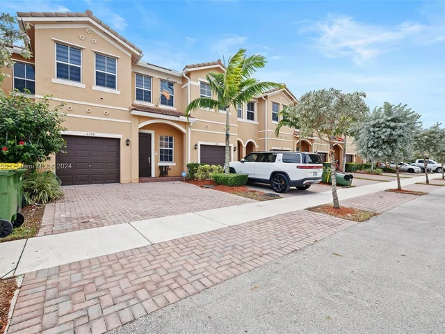 2398 SE 15th St, Homestead FL 33035