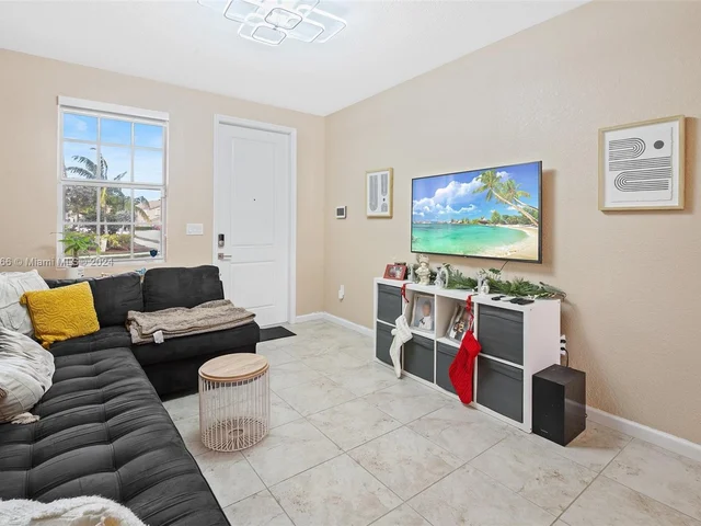 2398 SE 15th St, Homestead FL 33035