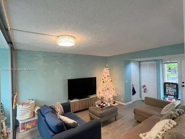 9431 Evergreen Pl # 103, Davie FL 33324