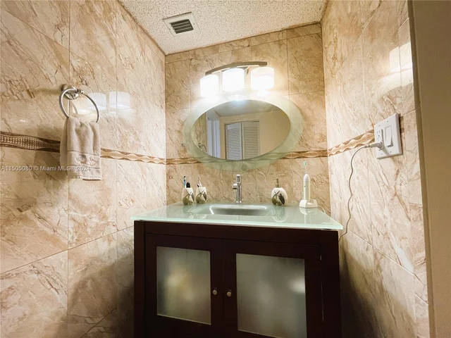 2401 Collins Ave # 408, Miami Beach FL 33140