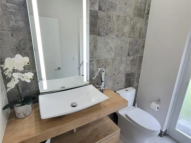 2438 Poinciana Ct, Weston FL 33327