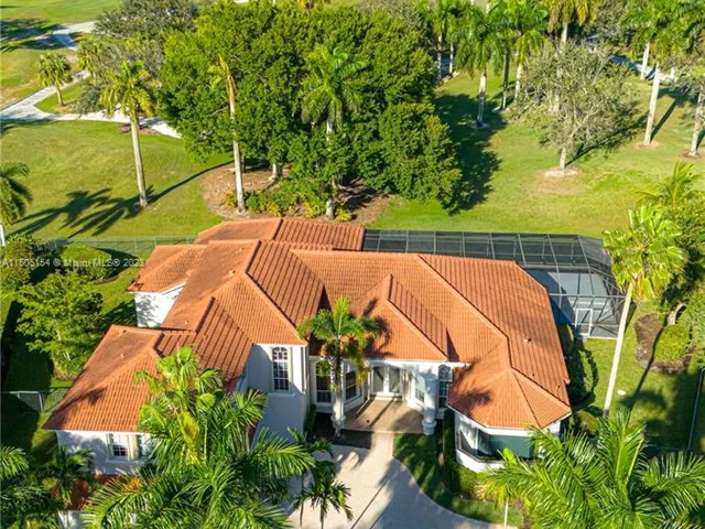 2438 Poinciana Ct, Weston FL 33327