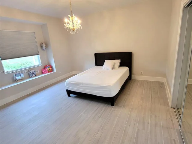 2438 Poinciana Ct, Weston FL 33327