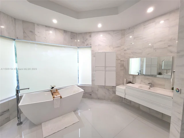 2438 Poinciana Ct, Weston FL 33327