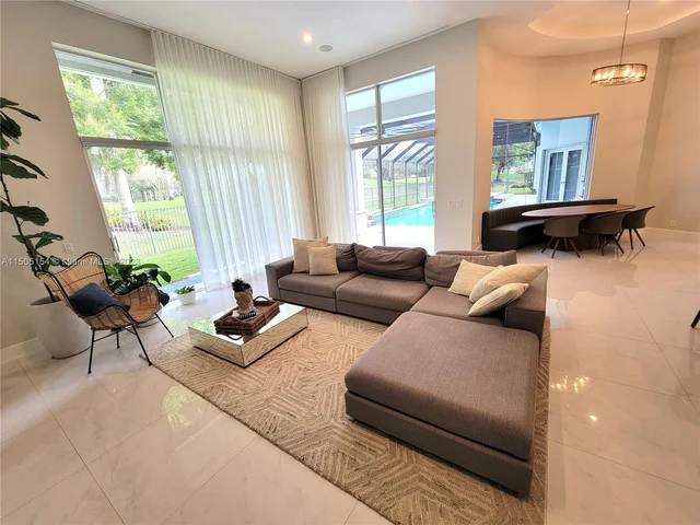 2438 Poinciana Ct, Weston FL 33327