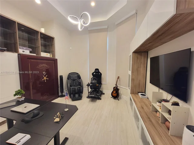 2438 Poinciana Ct, Weston FL 33327