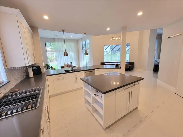 2438 Poinciana Ct, Weston FL 33327