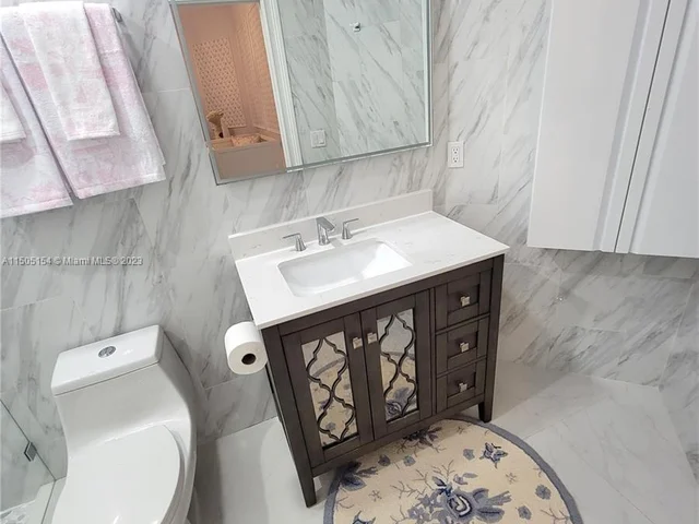 2438 Poinciana Ct, Weston FL 33327