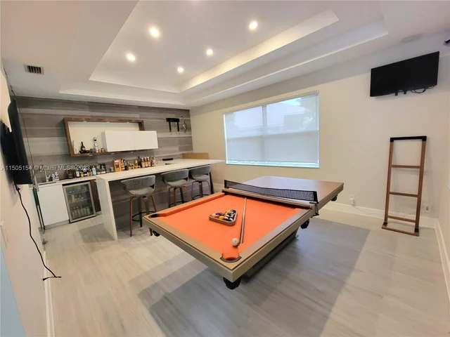 2438 Poinciana Ct, Weston FL 33327