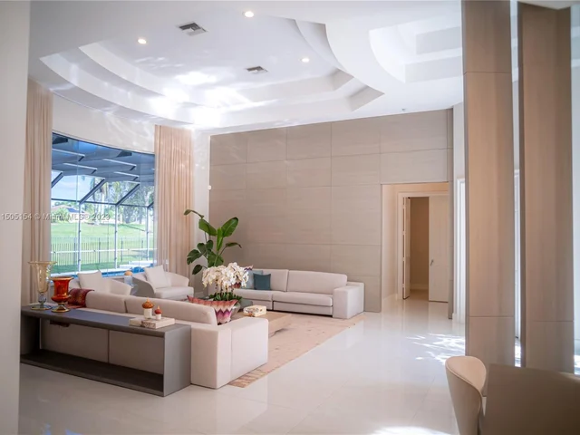 2438 Poinciana Ct, Weston FL 33327