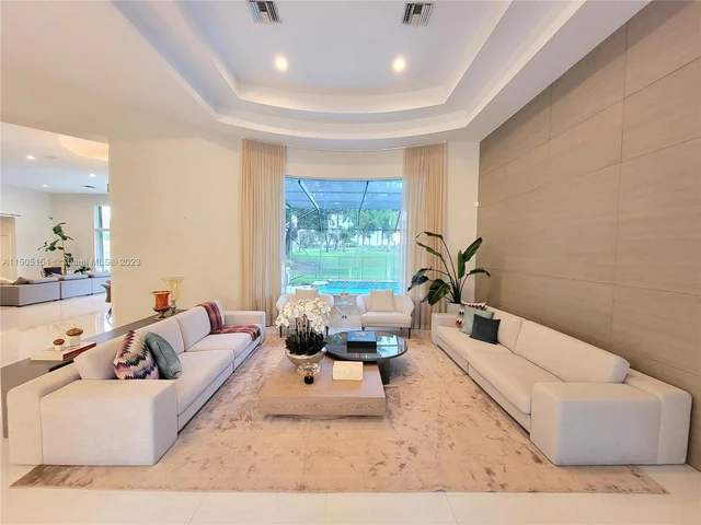 2438 Poinciana Ct, Weston FL 33327