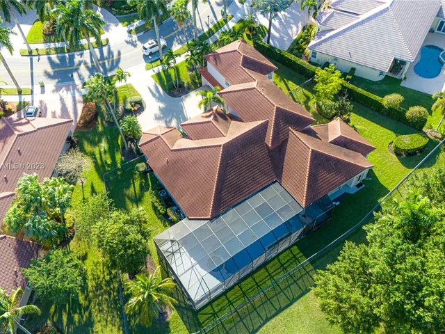 2438 Poinciana Ct, Weston FL 33327